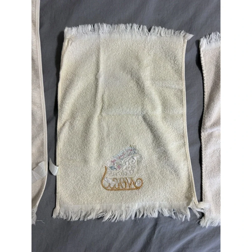 Vintage Christmas‎ Towel Set 3 Pieces Ivory Appliqués Santa Sled Christmas Tree